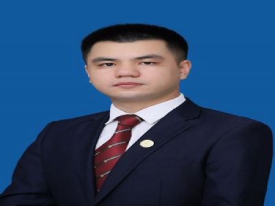 榮元長(zhǎng)中學(xué)地理教師，畢業(yè)于西南大學(xué)，曾在成都金堂實(shí)驗(yàn)中學(xué)工作三年，從事高中地理教學(xué)工作。獲得成都市教師微課大賽二等獎(jiǎng)，所教高中畢業(yè)班成績(jī)優(yōu)異。后就職于深圳，期間外派東南亞兩年，擔(dān)任參加全國(guó)聯(lián)考的華僑生、港澳臺(tái)學(xué)生地理教學(xué)工作，所負(fù)責(zé)項(xiàng)目組連續(xù)四學(xué)期零投訴。 