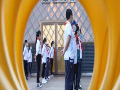 一米之外—— 隔離病毒，不隔離愛