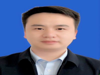 張蜀梁:35歲，中學(xué)一級(jí)教師大學(xué)本科，帶過(guò)九屆高三，成績(jī)優(yōu)異，性格活潑開(kāi)朗，熱愛(ài)寫(xiě)作。曾獲地市級(jí)先進(jìn)班主任、地市級(jí)優(yōu)質(zhì)課競(jìng)賽一等獎(jiǎng)、縣級(jí)高考先進(jìn)工作者